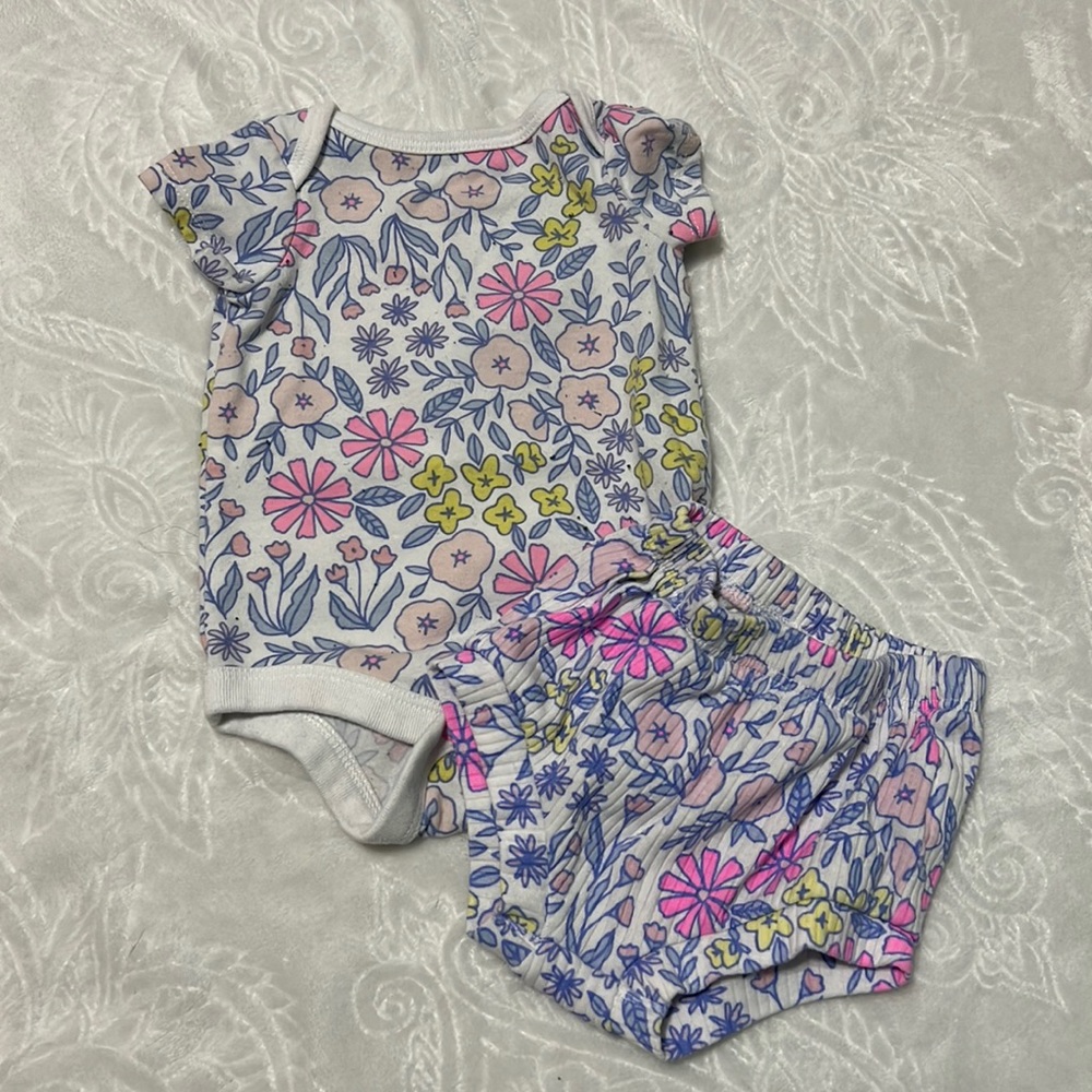 Infant 0-3 month matching set.